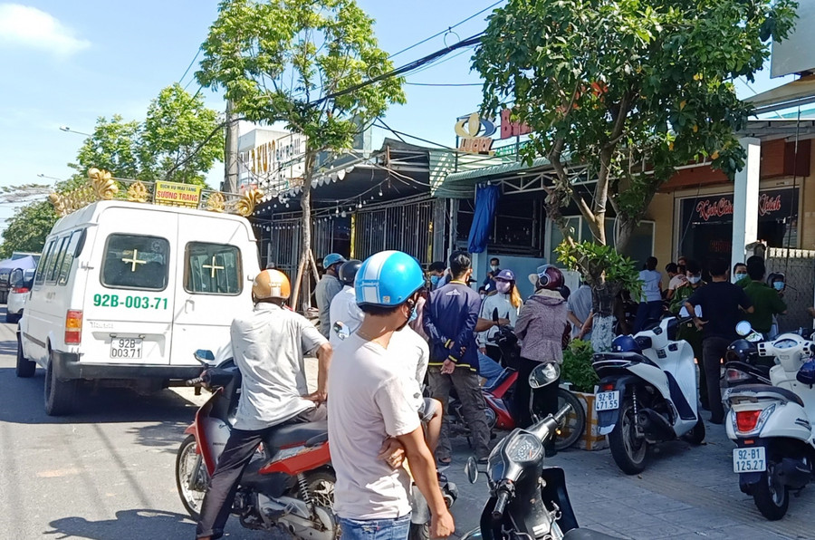 Người dân hiếu kỳ tập trung trước khu phòng trọ theo dõi vụ việc. ẢNH: C.X Người dân hiếu kỳ tập trung trước khu phòng trọ theo dõi vụ việc. ẢNH: C.X