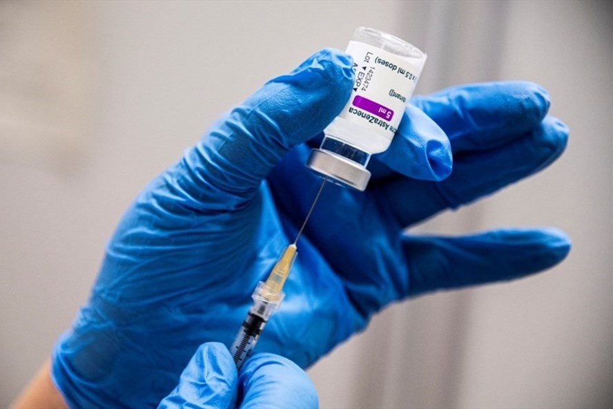 Giải pháp trước mắt cũng như lâu dài chỉ có một: Tăng tốc tiêm vaccine cho lực lượng công nhân lao động. Ảnh minh hoạ: AFP Giải pháp trước mắt cũng như lâu dài chỉ có một: Tăng tốc tiêm vaccine cho lực lượng công nhân lao động. Ảnh minh hoạ: AFP