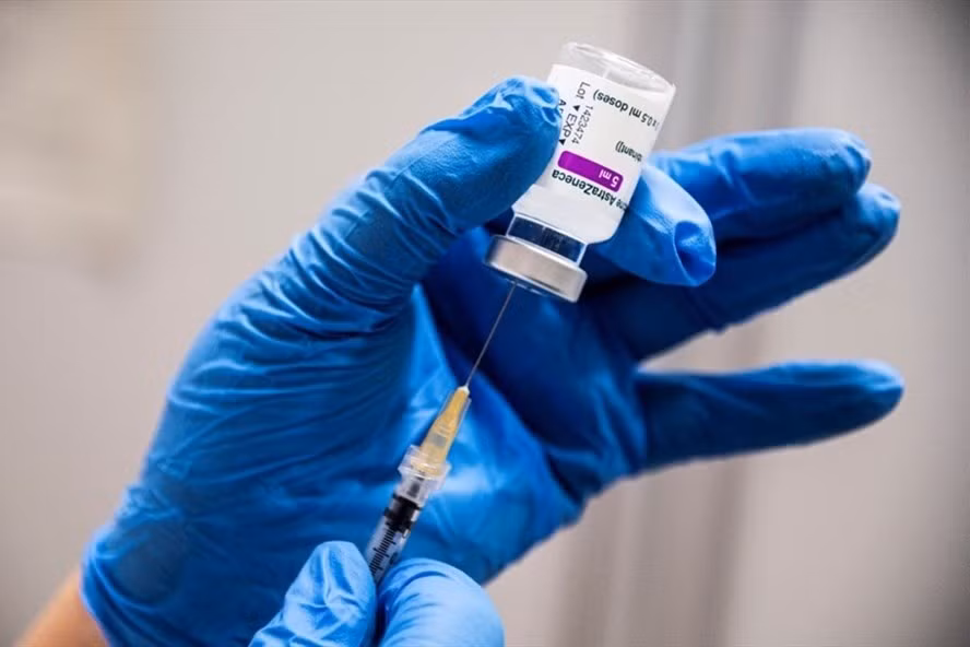 Giải pháp trước mắt cũng như lâu dài chỉ có một: Tăng tốc tiêm vaccine cho lực lượng công nhân lao động. Ảnh minh hoạ: AFP