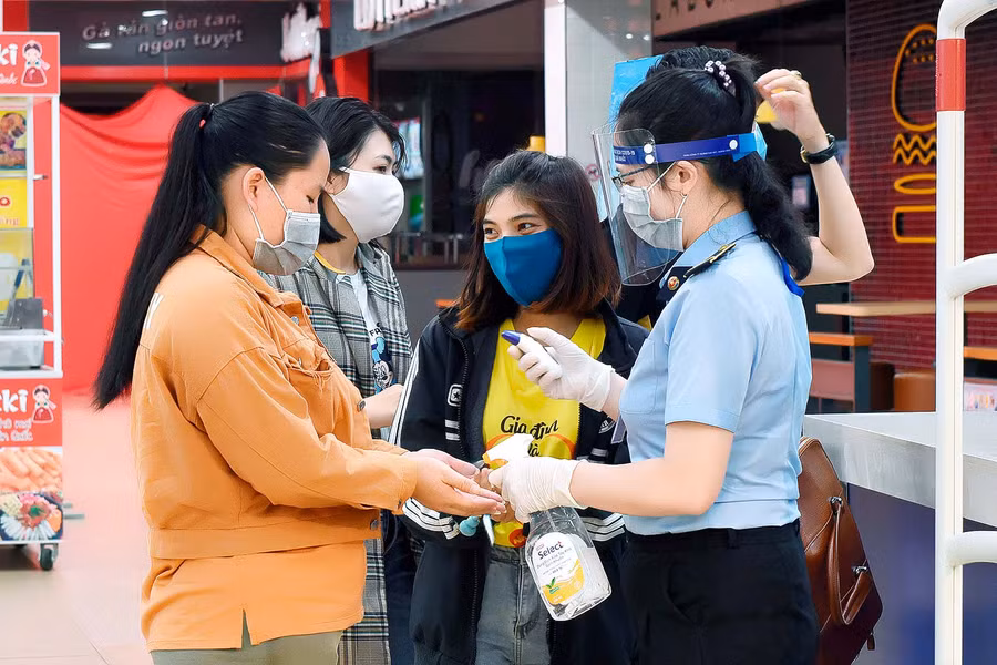 Người dân thực hiện sát khuẩn ở Siêu thị Co.op Mart Pleiku.