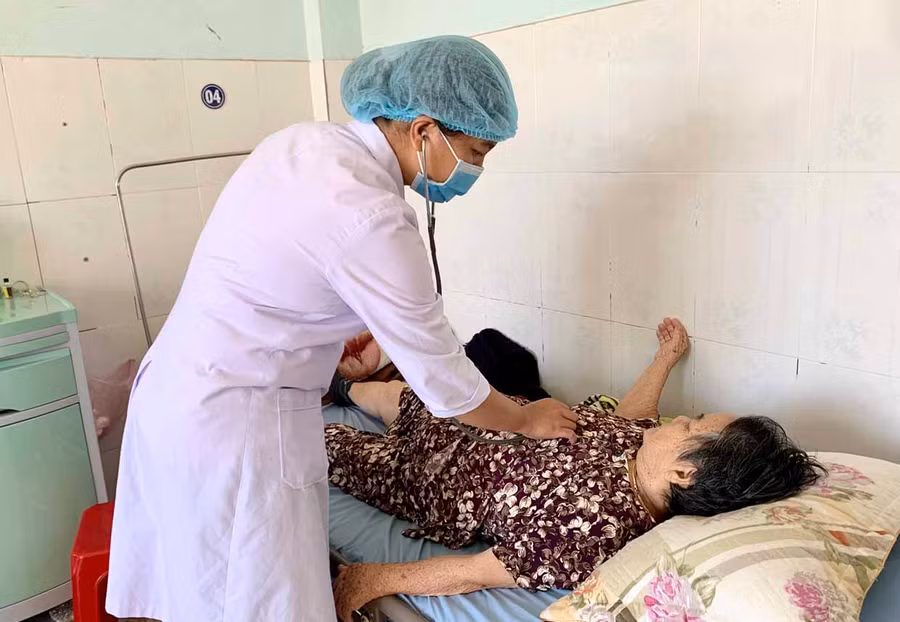 Trung tâm Y tế huyện Mang Yang chủ động trong thu dung, điều trị cho bệnh nhân sốt xuất huyết. Ảnh: Như Nguyện