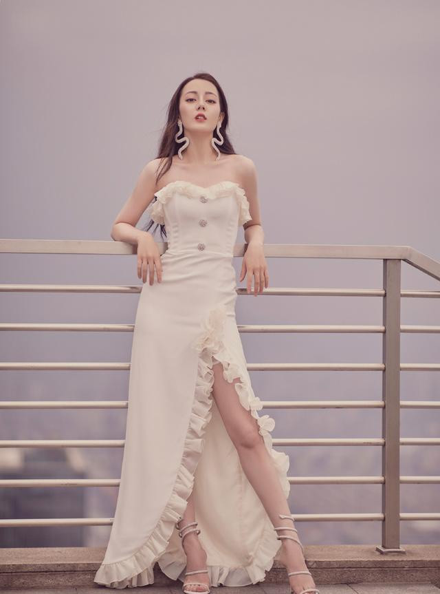 Váy cúp ngực với thiết kế xẻ tà cao, cùng giày cao gót phá cách khoe khéo đôi chân dài thon thả. Địch Lệ Nhiệt Ba với mái tóc bồng bềnh và đôi mắt mơ màng ẩn chứa sức hấp dẫn vô hạn khiến cô nàng càng đốn tim người hâm mộ.