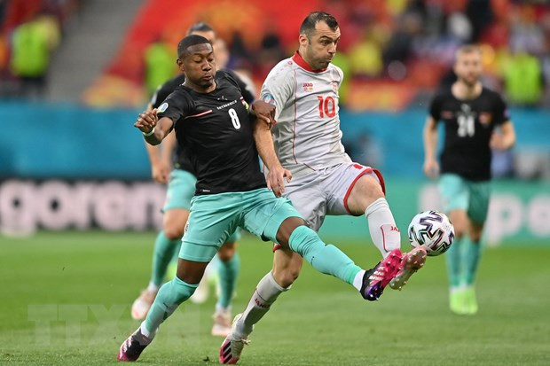 David Alaba (áo đen) liệu có thể giúp tuyển Áo gây bất ngờ trước Hà Lan. (Ảnh: AFP/TTXVN)