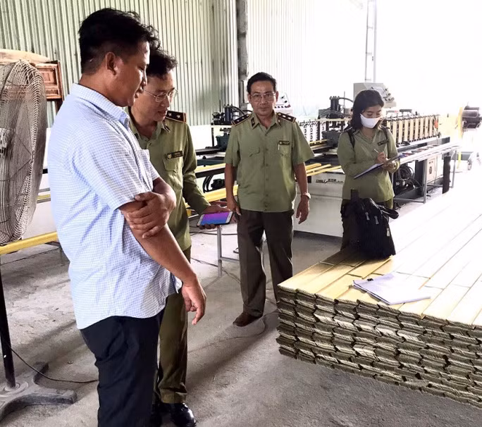 Tổ công tác Đội QLTT số 2 kiểm tra cơ sở kinh doanh của ông Nguyễn Đức Hiền