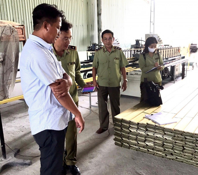 Tổ công tác Đội QLTT số 2 kiểm tra cơ sở kinh doanh của ông Nguyễn Đức Hiền