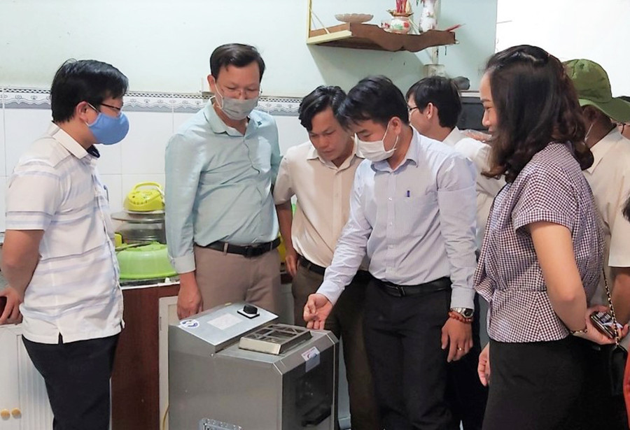 Đoàn công tác của Sở KH-CN tỉnh Gia Lai kiểm tra mô hình “Thiết kế chế tạo hệ thống máy chế biến thịt bò một nắng tại huyện Krông Pa”. Ảnh: Trần Dung Đoàn công tác của sở KH-CN kiểm tra mô hình “Thiết kế chế tạo hệ thống máy chế biến thịt bò một nắng tại huyện Krông Pa”. Ảnh: Trần Dung