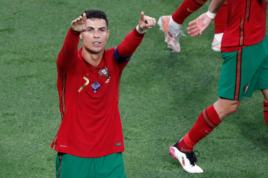 Ronaldo lập cú đúp giúp tuyển Bồ Đào Nha vào vòng 1/8. Ảnh: AFP