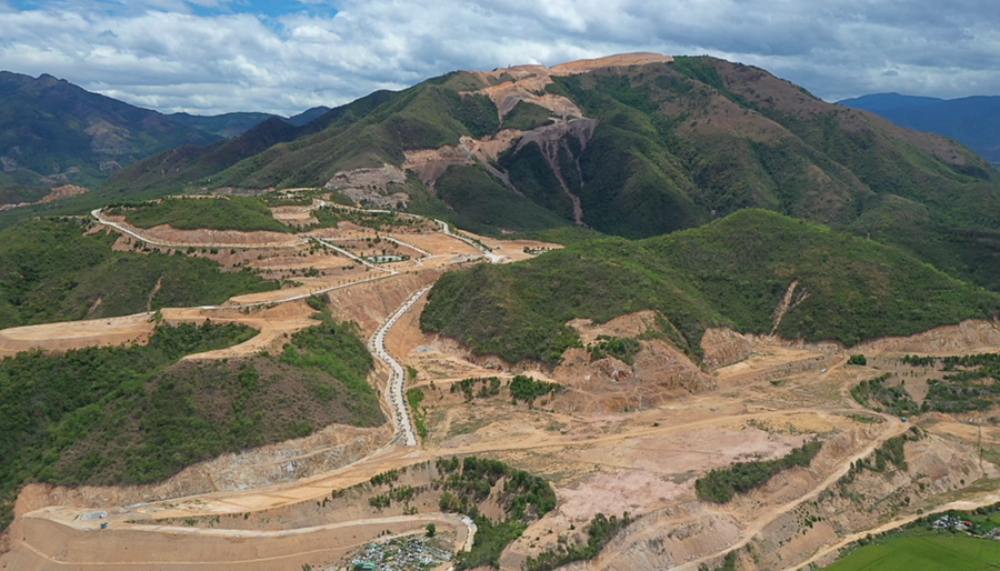 Núi Chín khúc bị băm nát bởi các dự án sai phạm - Ảnh: Phan Lê Núi Chín khúc bị băm nát bởi các dự án sai phạm - Ảnh: Phan Lê