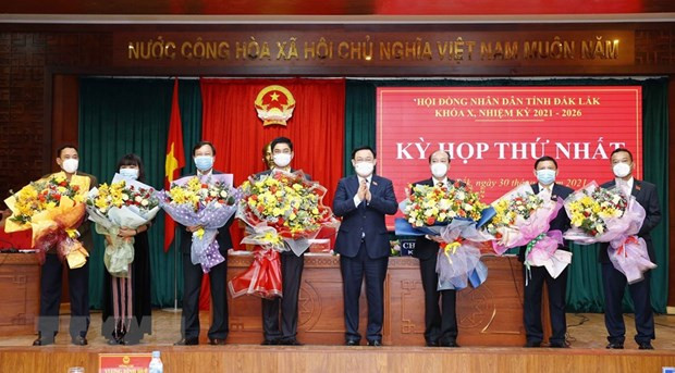 Chủ tịch Quốc hội Vương Đình Huệ tặng hoa chúc mừng các đồng chí được bầu vào các chức danh của Hội đồng Nhân dân, Ủy ban Nhân dân Đắc Lắk khóa X. (Ảnh: Doãn Tấn/TTXVN)