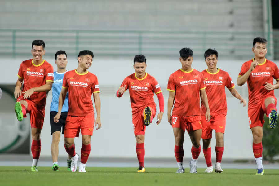 Quang Hải (giữa) sẽ chơi tốt ở vị trí hộ công. Ảnh: NGỌC LINH