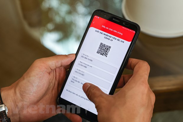 Người đi tiêm được cung cấp thông tin về tiêm chủng vaccine. (Ảnh: Minh Sơn/Vietnam+)