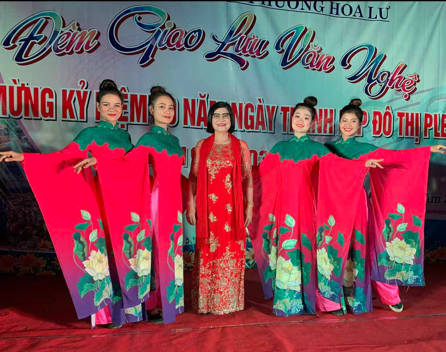 Bà Nguyễn Thị Kim Oanh (giữa) luôn nhiệt tình tham gia các phong trào văn hóa-văn nghệ. Ảnh nhân vật cung cấp