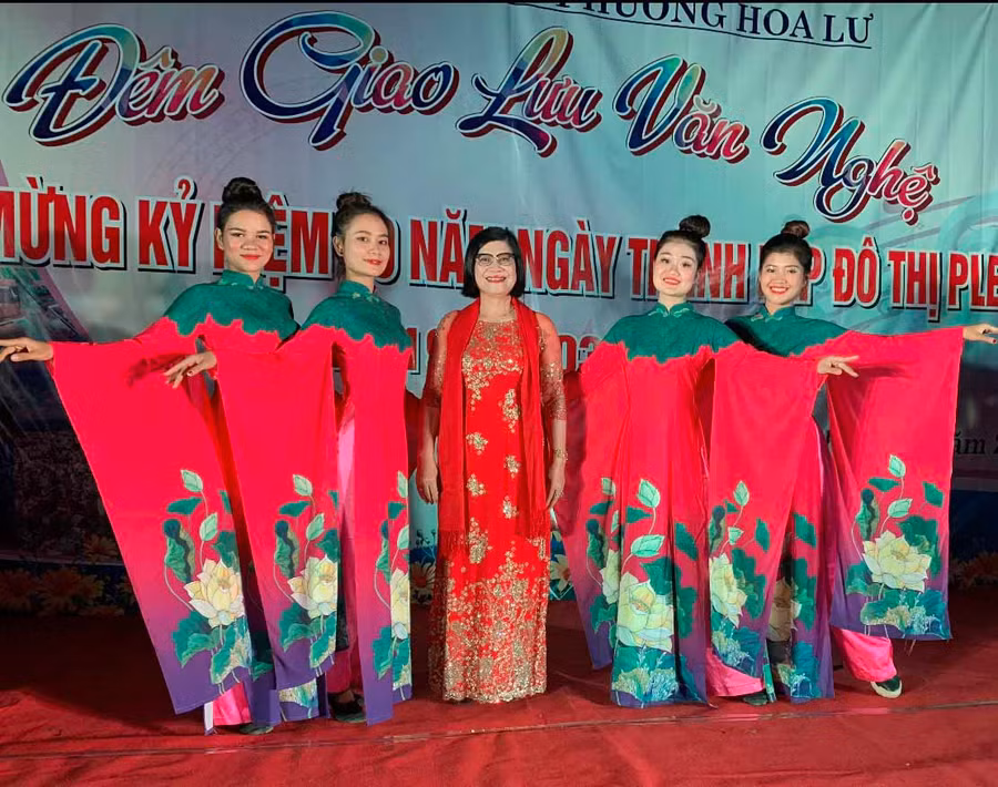 Bà Nguyễn Thị Kim Oanh (giữa) luôn nhiệt tình tham gia các phong trào văn hóa-văn nghệ. Ảnh nhân vật cung cấp