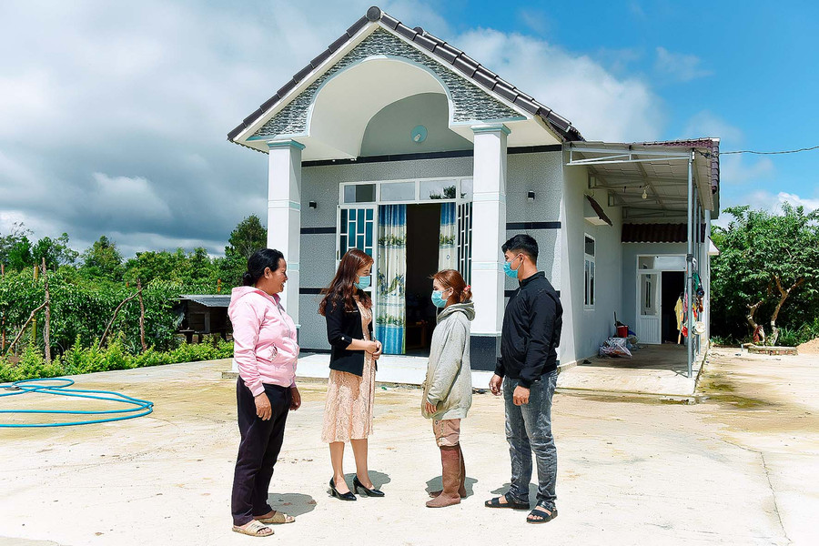 3.Tại làng Chrơng II, nhiều ngôi nhà mới được xây dựng khang trang.