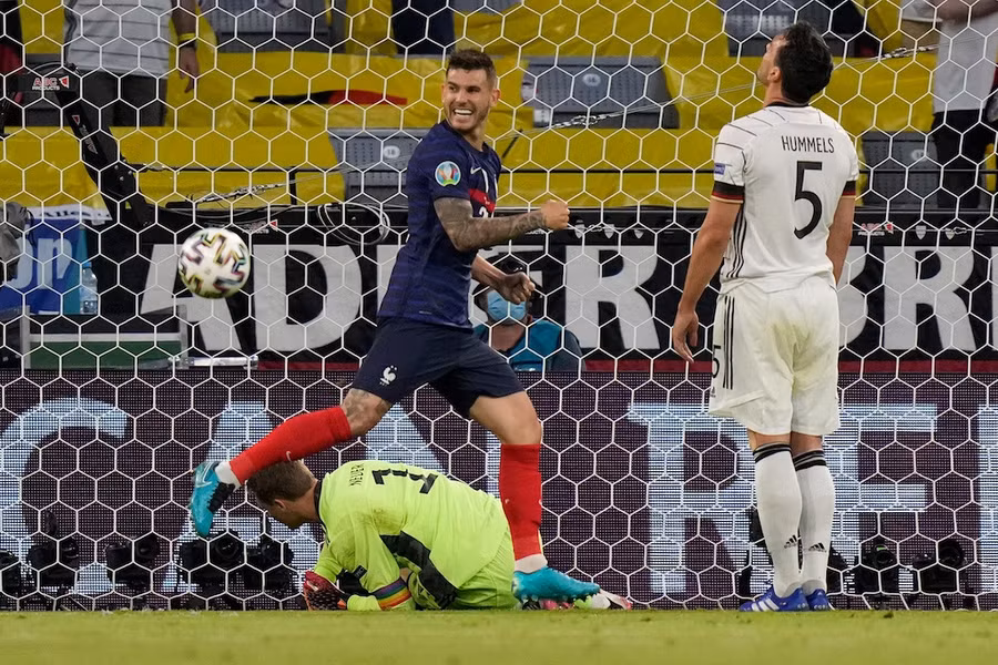  Trung vệ Hummels (phải) thất vọng khi đá phản lưới nhà khiến tuyển Đức bại trận - Ảnh: AFP