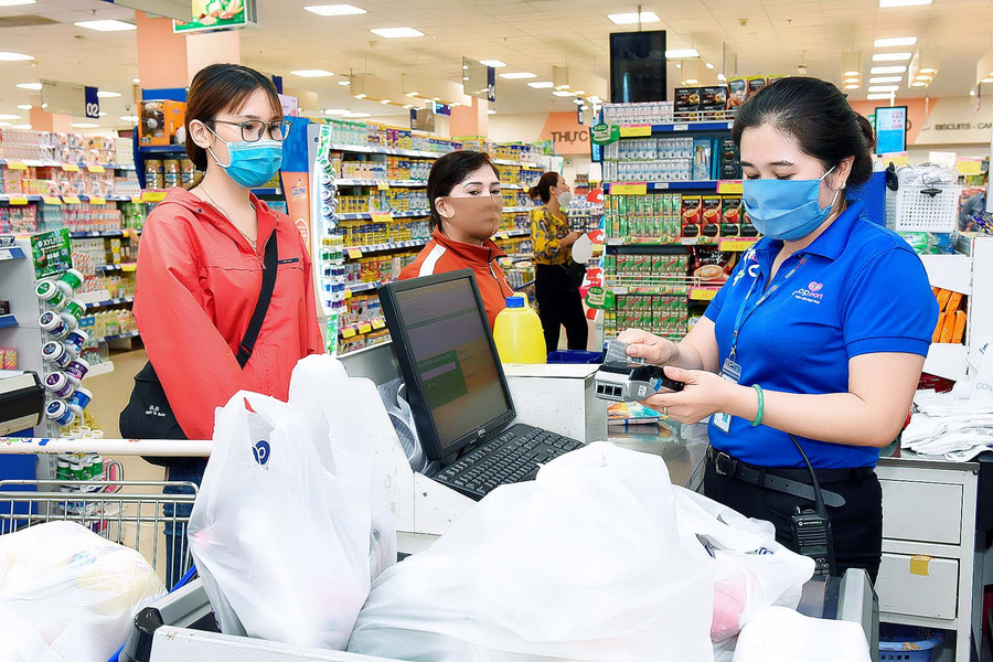 Nhân viên siêu thi, người dân đều đeo khẩu trang khi thực hiện các giao dịch.