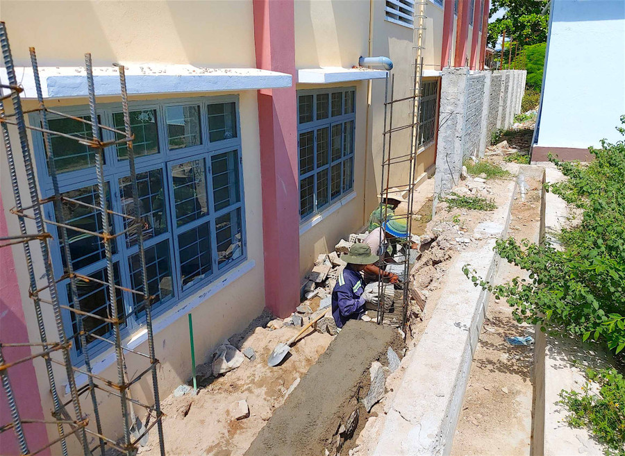 4- Công tác khắc phục, sửa chữa cơ sở vật chất bị thiệt hại do mưa bão tại một số điểm thi đang được đẩy nhanh tiến độ. Ảnh: Hồng Thi.