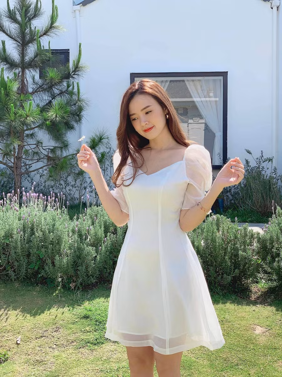 Nổi tiếng xinh đẹp và giỏi kinh doanh, Midu sở hữu nhiều trang phục cao cấp đắt tiền. Tuy nhiên cô vẫn thường xuyên diện váy áo Lalla - thương hiệu thời trang có 