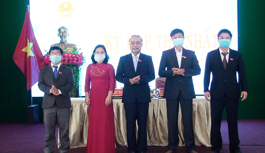 Chủ tịch, Phó Chủ tịch, Trưởng ban HĐND huyện Chư Sê khóa X (nhiệm kỳ 2021-2026) ra mắt nhận nhiệm vụ. Ảnh: Mỹ Đức Ra mắt các Ban HĐND huyện. Ảnh: Mỹ Đức