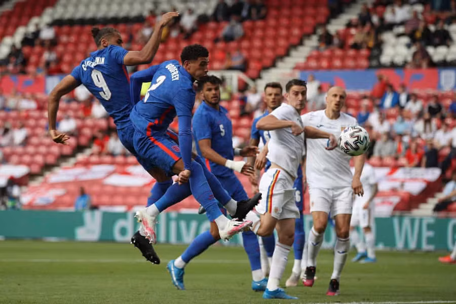 Hậu vệ Ben Godfrey (áo xanh, số 2) là 1 trong 5 cầu thủ bị loại khỏi danh sách 26 tuyển thủ Anh dự EURO 2020 có tên trong đội hình xuất phát. Ảnh: AFP