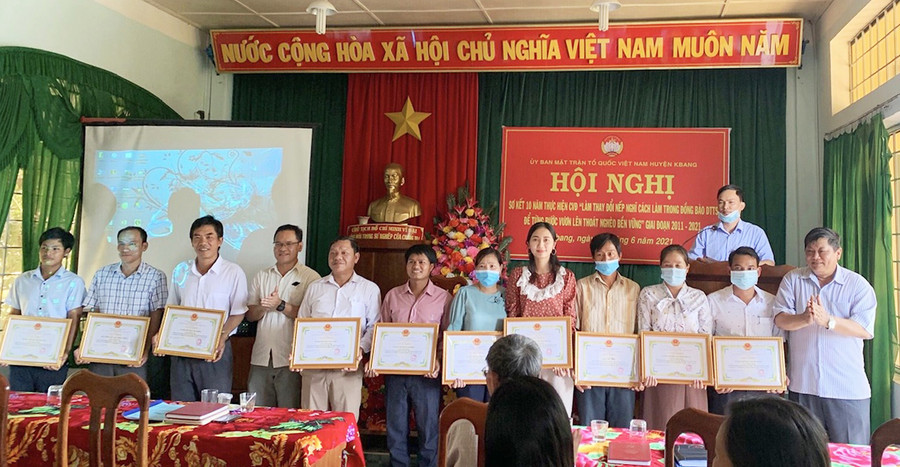 Tặng giấy khen của Chủ tịch UBND huyện cho 10 cá nhân, 10 tập thể có thành tích xuất sắc. Ảnh: Hồng Hạnh  Khen thưởng cho 10 cá nhân và 10 tập thể có thành tích xuất sắc. Ảnh: Hồng Hạnh