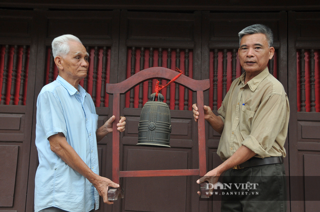 Ông Nguyễn Lâm Thao, Trưởng ban Di tích đình Nhật Tảo (bên trái) và ông Đặng Văn Đường, người trông giữ đình Nhật Tảo giới thiệu Bảo vật quốc gia.