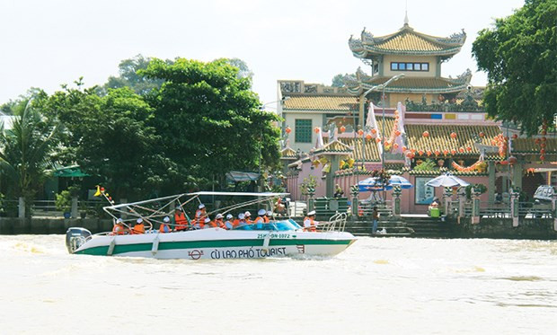 Khách du lịch đường sông ghé tham quan chùa Ông ở cù lao Phố, thành phố Biên Hòa, tỉnh Đồng Nai. (Nguồn: baodongnai.com.vn)