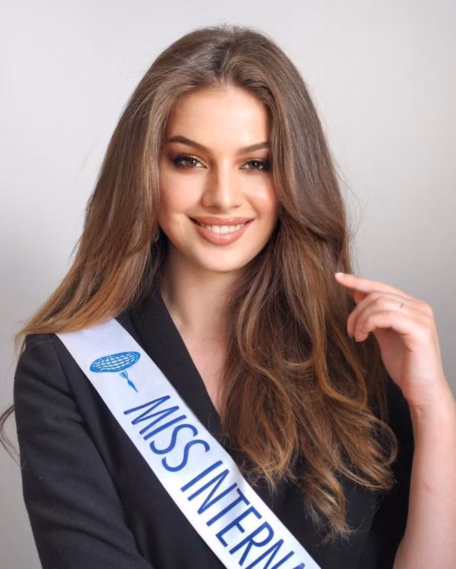 Với chiến thắng tại đấu trường nhan sắc danh giá này, nàng hậu 9X sẽ tiếp bước người tiền nhiệm Solène Barbot tranh tài tại cuộc thi Hoa hậu Quốc tế 2021 diễn ra ở Nhật Bản vào tháng 11 tới. ẢNH: INSTAGRAM NV