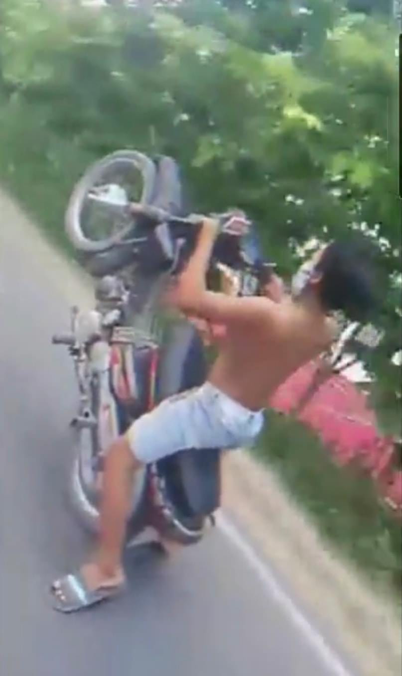  H.C và H.P chạy xe máy “bốc đầu” trên đường (ảnh cắt từ clip).