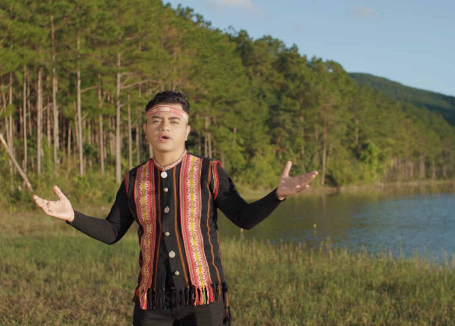 Ca sĩ Y Jang Tuyn trong một cảnh quay của MV “Gia Lai quê tôi” tại Biển Hồ (ảnh nhân vật cung cấp).