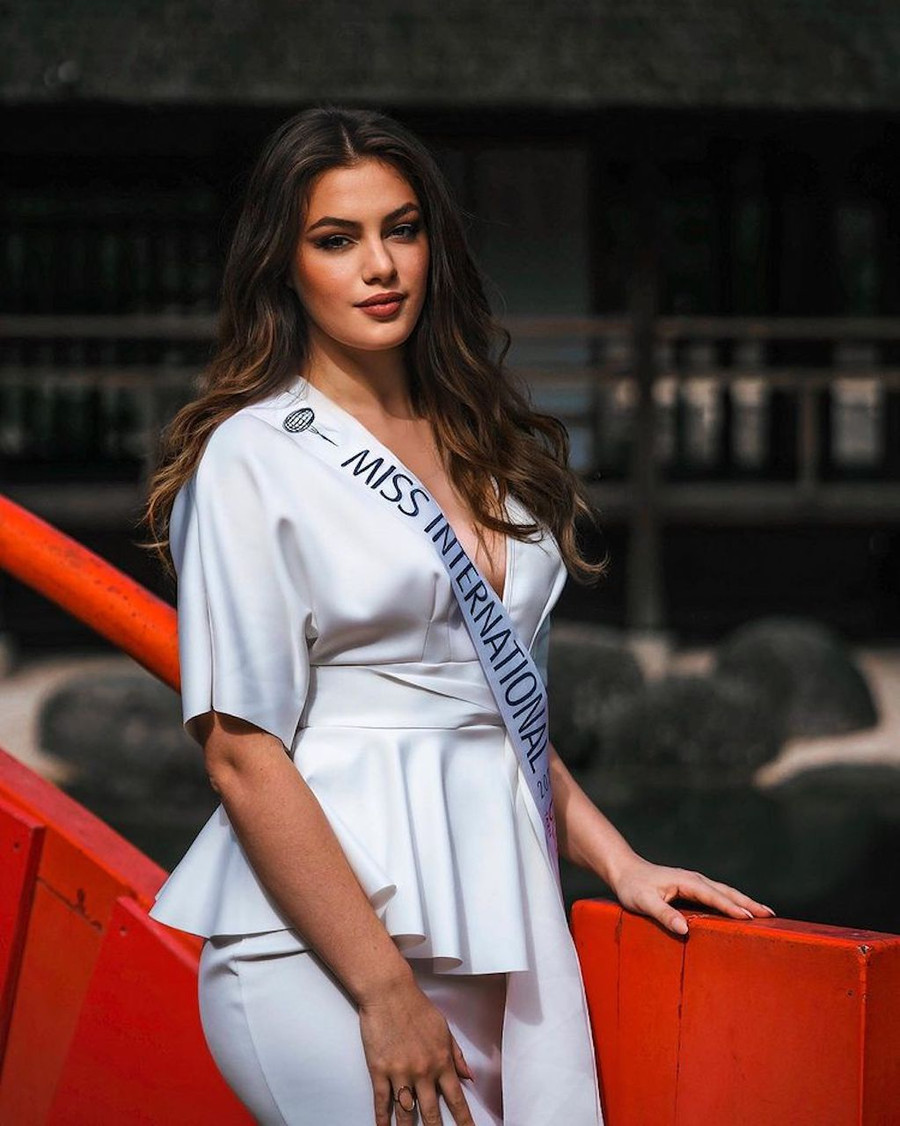 Trong một cuộc phỏng vấn, Maya Albert nói cô từng không nghĩ đến chuyện thi hoa hậu cho đến khi một người bạn thân động viên đi thi vì thấy người đẹp có tiềm năng. “Tôi là một người khá nhút nhát và không nghĩ các cuộc thi sắc đẹp phù hợp với mình. Thế nhưng những người xung quanh vẫn luôn động viên tôi rằng tôi có thể làm tốt nên tôi đã cố gắng”, nàng hậu chia sẻ. ẢNH: INSTAGRAM NV