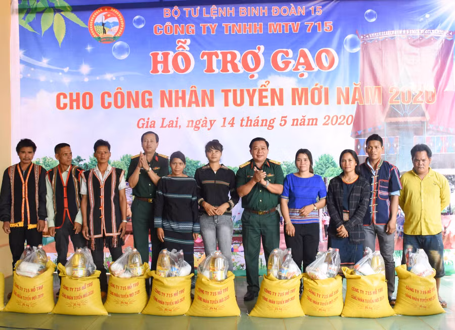Lãnh đạo Công ty 715 và Phòng Chính trị Binh đoàn 15 hỗ trợ gạo cho công nhân tuyển mới vào tháng 5-2020. Ảnh: N.P.K