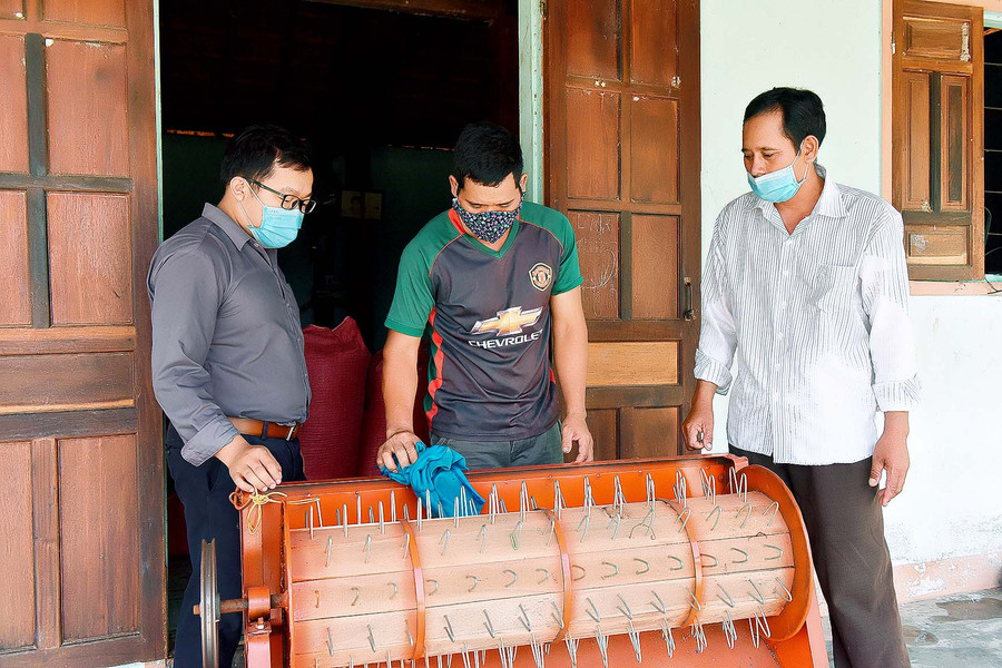 Chương trình 135 cũng đã đầu tư hỗ trợ cho 30 hộ gia đình dân tộc thiểu số (làng Tuêk, xã Đak Tơ Ve) mua máy tuốt lúa phát triển sản xuất.