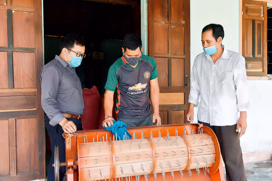 Chương trình 135 cũng đã đầu tư hỗ trợ cho 30 hộ gia đình dân tộc thiểu số (làng Tuêk, xã Đak Tơ Ve) mua máy tuốt lúa phát triển sản xuất.