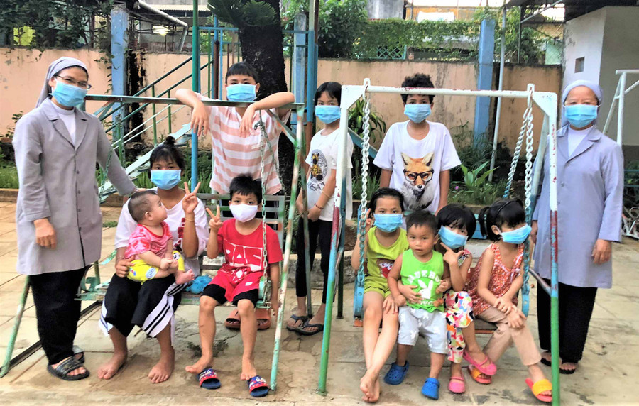 Trẻ mồ côi ở Nhà Trẻ Sao Mai luôn được các mẹ quan tâm chăm sóc trước thiên tai, dịch bênh. Ảnh. Đinh Yến