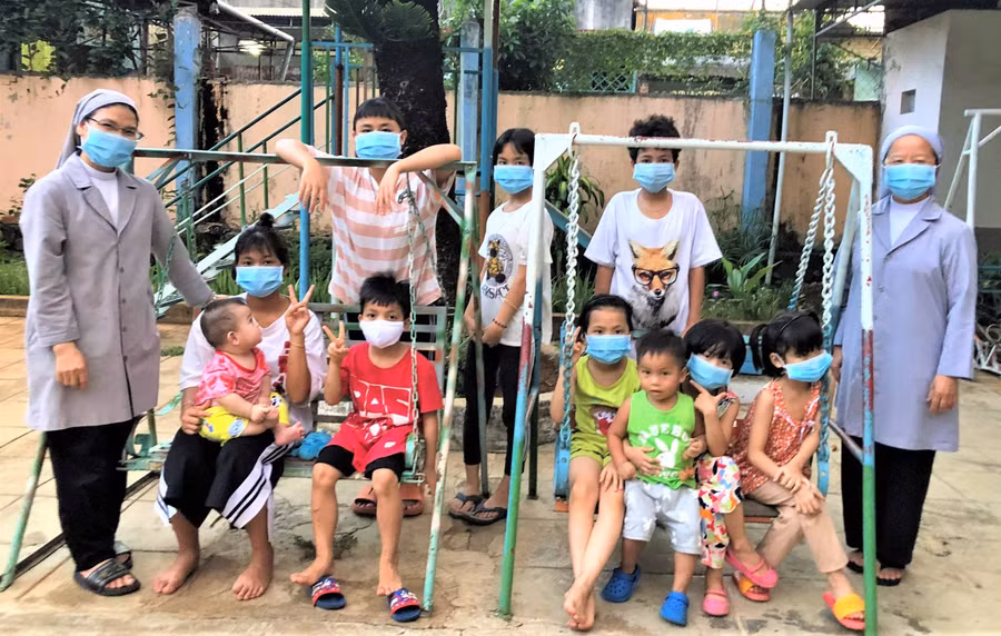 Trẻ mồ côi ở Nhà Trẻ Sao Mai luôn được các mẹ quan tâm chăm sóc trước thiên tai, dịch bênh. Ảnh. Đinh Yến