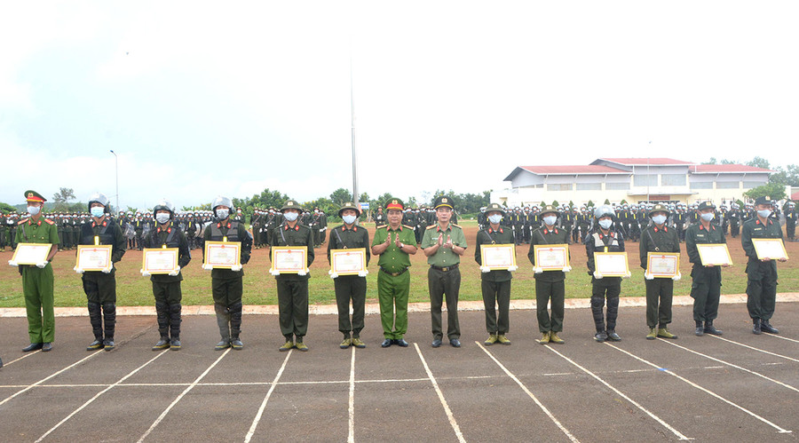 Lãnh đạo Trung đoàn Cảnh sát cơ động Tây Nguyên và lãnh đạo Công an tỉnh Gia Lai trao thưởng cho chiến sĩ đạt thành tích xuất sắc trong huấn luyện. Ảnh: Nguyễn Hữu Lãnh đạo Trung đoàn Cảnh sát cơ động Tây Nguyên và lãnh đạo Công an tỉnh Gia Lai trao thưởng cho chiến sĩ đạt thành tích xuất sắc trong huấn luyện. Ản: Nguyễn Hữu