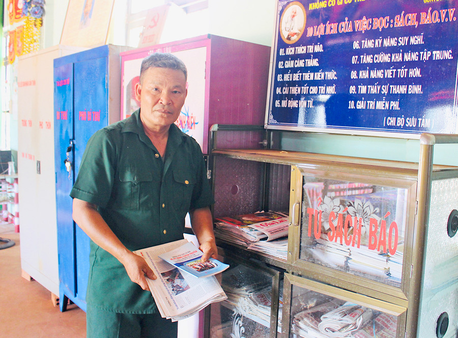 Ông Đặng Thành Phước làm tủ sách báo để người dân nâng cao kiến thức. Ảnh: Phan Lài