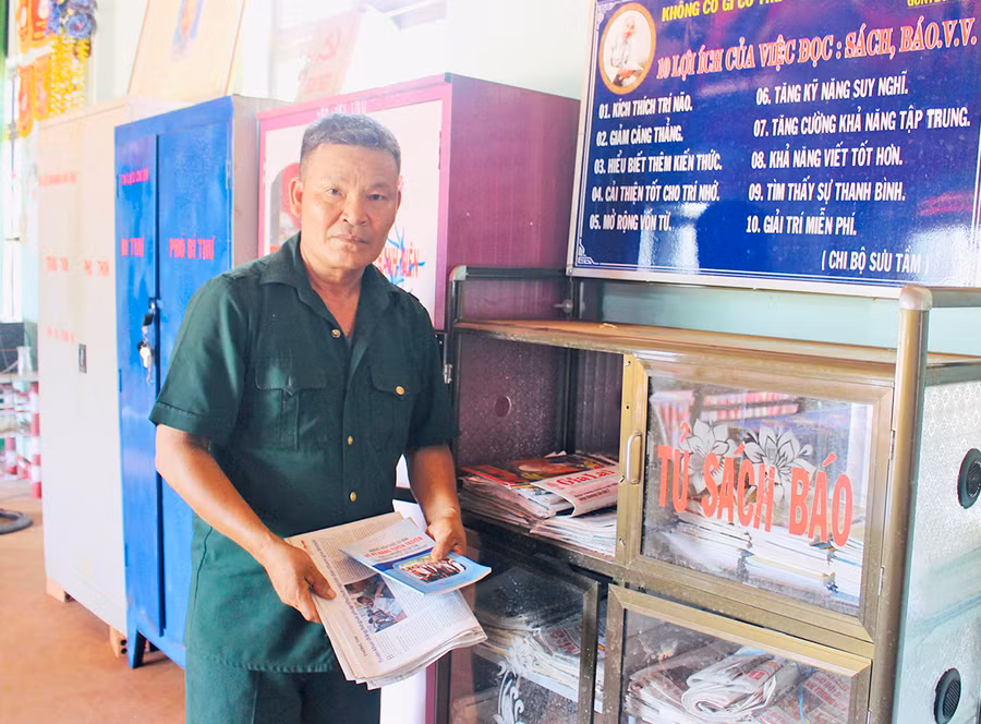 Ông Đặng Thành Phước làm tủ sách báo để người dân nâng cao kiến thức. Ảnh: Phan Lài