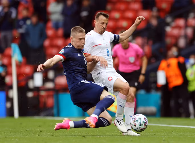  McTominay tranh bóng cùng Vladimir Darida