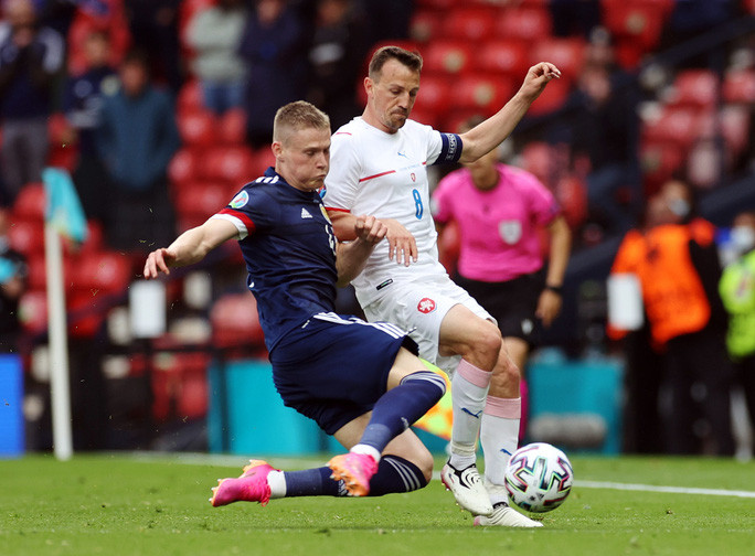 McTominay tranh bóng cùng Vladimir Darida
