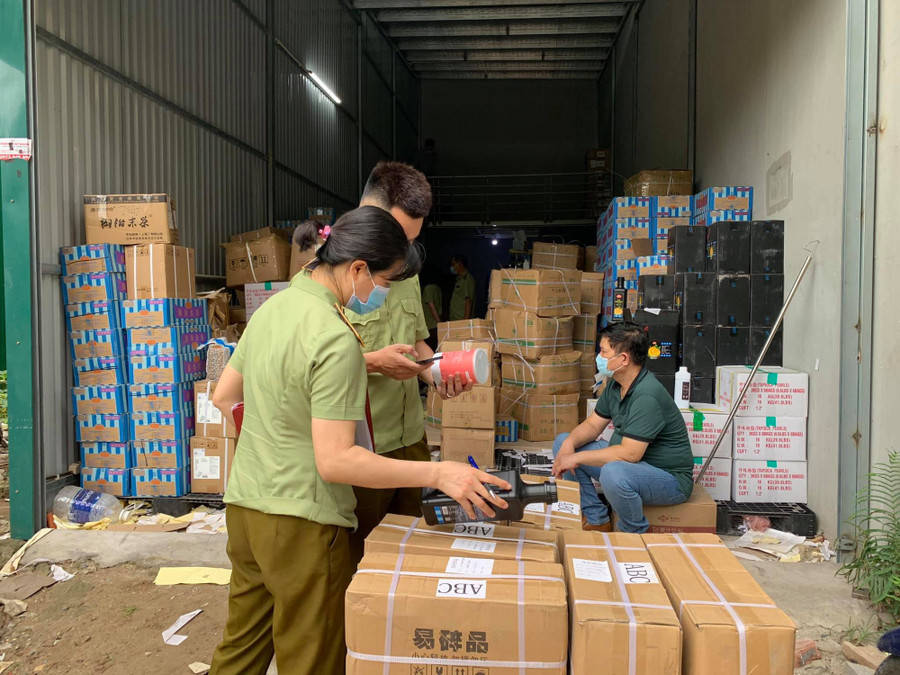 Hàng tấn nguyên liệu trà sữa Royaltea, Gong Cha không rõ nguồn gốc được lực lượng QLTT phát hiện và thu giữ trong chiều 24/6. (Ảnh: QLTT). Hàng tấn nguyên liệu trà sữa Royaltea, Gong Cha không rõ nguồn gốc được lực lượng QLTT phát hiện và thu giữ trong chiều 24/6. (Ảnh: QLTT).