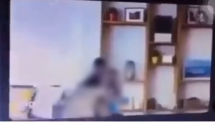 Một nam sinh viên lộ cảnh ân ái với bạn gái ngay khi học trực tuyến. Ảnh: CHỤP MÀN HÌNH