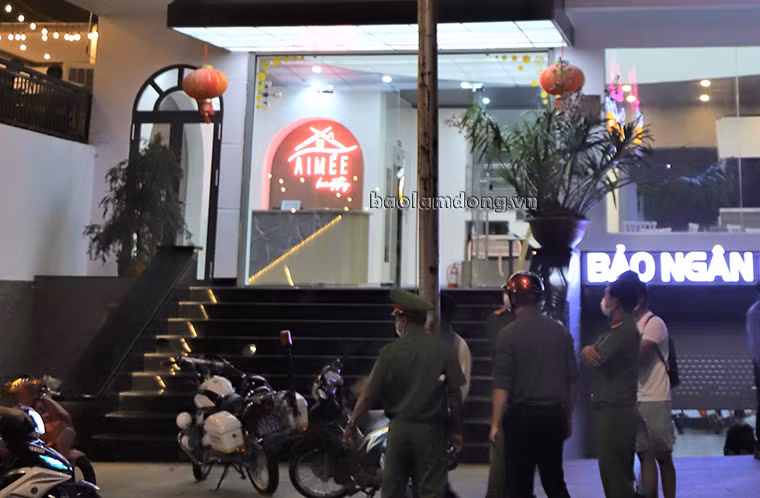 Cơ quan công an bảo vệ, khám nghiệm hiện trường vụ việc