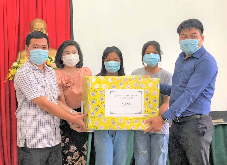 Đại diện lãnh đạo Sở Lao động-Thương binh và Xã hội tặng quà cho trẻ mồ côi tại Làng trẻ em SOS Pleiku nhân Ngày Quốc tế Thiếu nhi 1-6. Ảnh: Đinh Yến