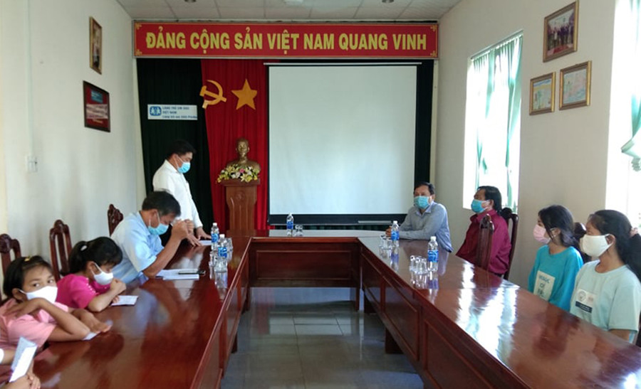  Quang cảnh buổi trao tặng quà. Ảnh: Hoa Mai