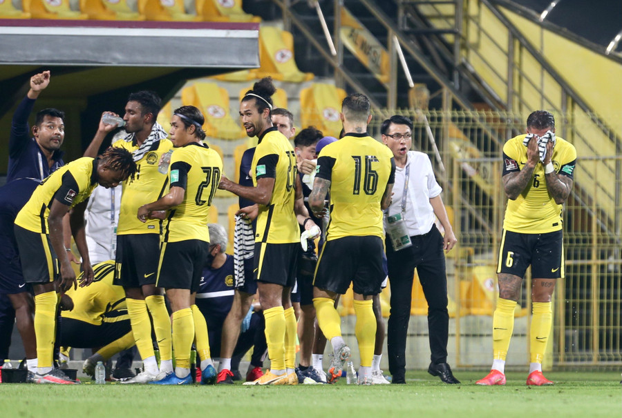 HLV Tan Cheng Hoe (áo trắng) sẽ phải gầy dựng lại đội hình - Ảnh: NHÂN VĂN HLV Tan Cheng Hoe (áo trắng) sẽ phải gầy dựng lại đội hình - Ảnh: NHÂN VĂN