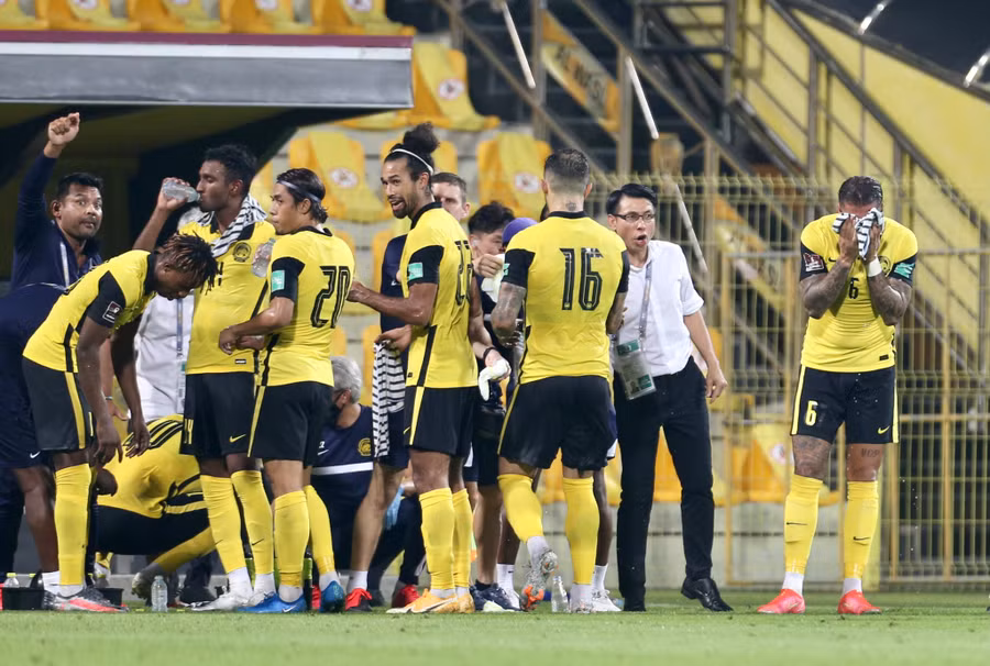  HLV Tan Cheng Hoe (áo trắng) sẽ phải gầy dựng lại đội hình - Ảnh: NHÂN VĂN