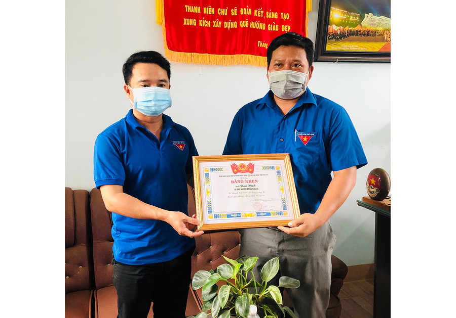 Anh Đỗ Duy Nam (bìa trái, Phó Bí thư Tỉnh Đoàn) tặng bằng khen gương người tốt-việc tốt của Ban Chấp hành Tỉnh Đoàn cho anh Nay Winh-Bí thư Huyện Đoàn Chư Sê. Ảnh: Phan Lài Anh Đỗ Duy Nam (bìa trái)-Phó Bí thư Tỉnh Đoàn tặng bằng khen gương người tốt-việc tốt của Ban Chấp hành Tỉnh Đoàn cho anh Nay Winh-Bí thư Huyện Đoàn Chư Sê. Ảnh: Phan Lài