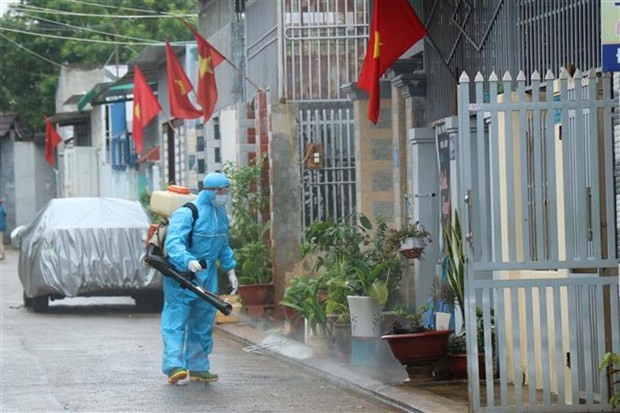 Phun khử khuẩn phòng, chống COVID-19. (Ảnh: TTXVN)